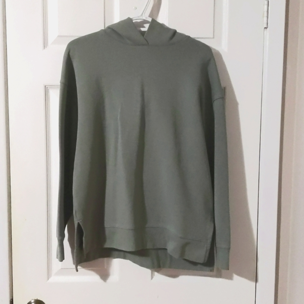 💎2/$20 UNIQLO GREEN HOODIE